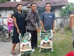 Tingkatkan Hasil Tani Warga, Bahtiar Rio Dusun Sungai Mancur Bagikan Pupuk Urea : Mestac Ke 135 KK.