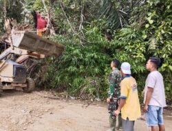 Pasca Longsor dan Banjir, Babinsa Koramil 420-07/Sungai Manau Bersihkan Tanah dan Lumpur bersama Masyarakat