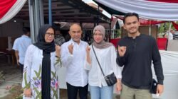 Cukup Dedy Putra Nyoblos di TPS 07 Pasir Putih Bareng Istri dan Anak