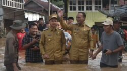 Bupati Sarolangun Hurmin Tinjau Lokasi Banjir, Salurkan Bantuan dan Himbau Warga Tetap Waspada