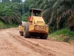 Pemkab Sarolangun Lakukan Pengerasan Jalan Desa Lamban Sigatal-Desa Sepintun-Desa Taman Bandung