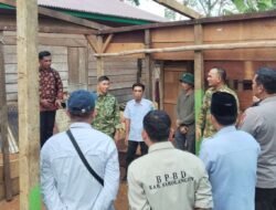 Bupati Sarolangun Hurmin Bersama Dansatgas TMMD Ke-128 Tinjau Rumah Tak Layak Huni Milik Warga